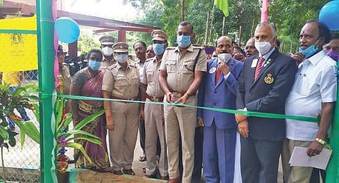 விழுப்புரம் அனைத்து மகளிர் காவல் நிலையம் அருகே அமைக்கப்பட்ட விளையாட்டுப் பூங்காவை எஸ்பி ராதாகிருஷ்ணன் திறந்து வைத்தார்.