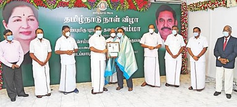 கோபி பேராசிரியர் எண்ணமங்கலம் பழனிசாமிக்கு, சென்னையில் நடந்த அரசு விழாவில், ‘தமிழ்ச் செம்மல்’ விருதினை தமிழக முதல்வர் பழனிசாமி வழங்கினார்.