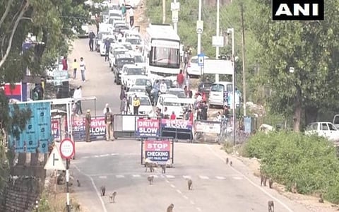 ஜம்முவில் வைஷ்ணவி தேவி ஆலயம் அருகே என்கவுன்ட்டர் நடந்த இடத்தில் பாதுகாப்பு கடுமையாக்கப்பட்டுள்ளது | படம்: ஏஎன்ஐ.