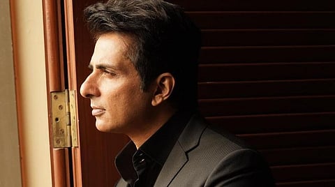 என் பெற்றோர் இல்லாத குறையை உணர்கிறேன்: சோனு சூட்