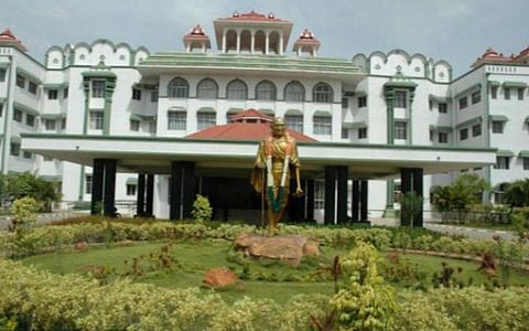 தனியார் மருத்துவக் கல்லூரிகளில் இடம் கிடைக்கப் பெற்ற அரசுப் பள்ளி மாணவர்களின் கல்விக் கட்டணத்தை அரசியல்வாதிகள், பிரபலமானவர்கள் ஏற்க வேண்டும்: உயர் நீதிமன்ற நீதிபதிகள் அழைப்பு