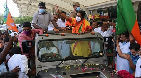 டெல்லியில் பொறுப்பேற்றுக் கொண்டு, கோவைக்கு வந்த பாஜக தேசிய மகளிரணித் தலைவர் வானதி சீனிவாசனுக்கு உற்சாக வரவேற்பு அளித்த கட்சியினர்.