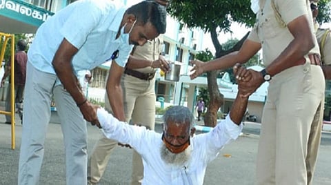 நாகர்கோவில் மாவட்ட ஆட்சியர் அலுவலகத்தில் தீக்குளிக்க முயன்ற முதியவரைக் காப்பாற்றிய போலீஸாருக்கு எஸ்.பி. பாராட்டு