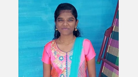 மாணவி சோபனா.