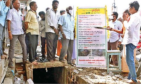 வேலூர் கிருபானந்த வாரியார் சாலையில் வியாபாரிகள் மற்றும் பாஜக சார்பில் வைக்கப்பட்டிருந்த அறிவிப்பு பலகை. படம்: வி.எம்.மணிநாதன்.