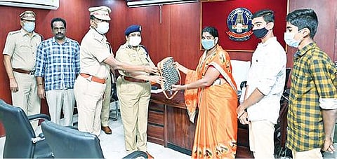 கரோனா தொற்றால் உயிரிழந்த சிறப்பு உதவி ஆய்வாளர் சண்முகம் குடும்பத் தினருக்கு நிவாரண உதவியை வழங்கிய வேலூர் சரக டிஐஜி காமினி.