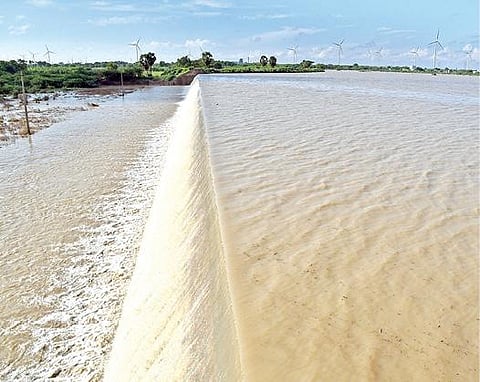 தூர்வாரி செப்பனிடாததால் சாதாரண மழைக்கே எப்போதும்வென்றான் அணை நிரம்பி தண்ணீர் வீணாக வழிந்தோடுகிறது. படம்:என்.ராஜேஷ்