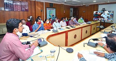 திருநெல்வேலியில் விவசாயிகள் குறைதீர்க்கும் நாள் கூட்டம் ஆட்சியர் விஷ்ணு தலைமையில் காணொலி காட்சி மூலம் நடைபெற்றது.