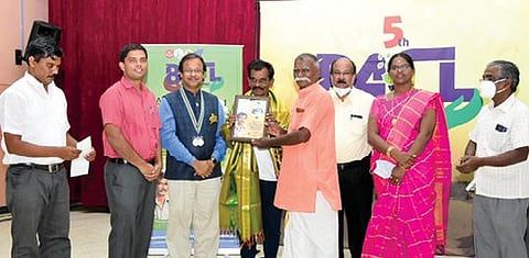 கூந்தன்குளத்தில் பறவைகள் பாதுகாப்பில் ஈடுபட்டுள்ள பால்பாண்டிக்கு ‘இயற்கை பாதுகாவலர் விருது’ பாளையங்கோட்டையில் நடைபெற்ற நிகழ்ச்சியில் வழங்கப்பட்டது.