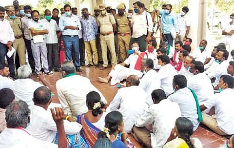 சூளகிரி வட்டாட்சியர் அலுவலகத்தில் தர்ணா போராட்டத்தில் ஈடுபட்ட விவசாயி களிடம் அதிகாரிகள் சமாதானப் பேச்சுவார்த்தை நடத்தினர்.