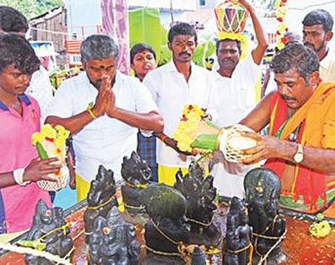 கிருஷ்ணகிரி அருகே போகனப்பள்ளி கிராமத்தில் உள்ள புதூர் மாரியம்மன் கோயிலில் நவகிரக சிலைகளுக்கு கும்பாபிஷேக விழா நடந்தது. அடுத்த படம்: சிறப்பு அலங்காரத்தில் அருள்பாலித்த புதூர் மாரியம்மன்.