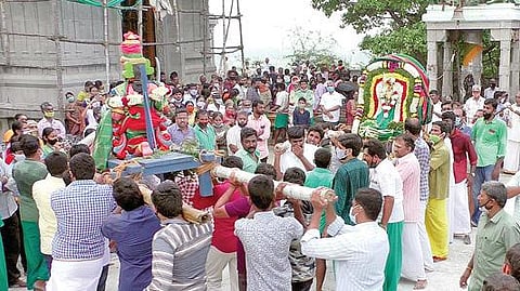 கோபியை அடுத்த பச்சமலை முருகன் கோயிலில் கந்தசஷ்டி பெருவிழாவின் முக்கிய நிகழ்வான சூரசம்ஹாரம் நேற்று நடந்தது.