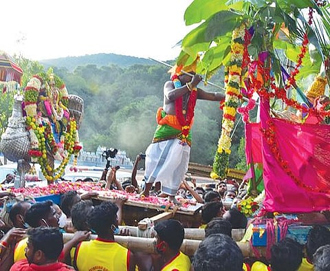 திருப்பரங்குன்றம் கோயில் உட்பிரகாரத்தில் நடந்த சூரசம்ஹார நிகழ்ச்சியில் எழுந்தருளிய முருகப் பெருமான்.