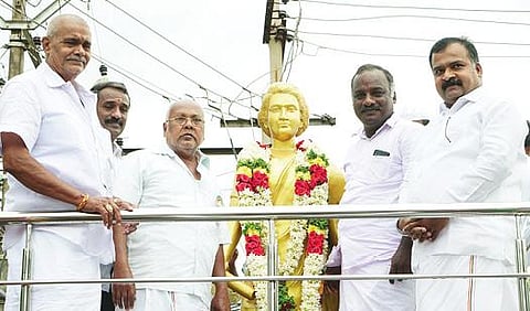 முன்னாள் பிரதமர் இந்திராகாந்தி சிலைக்கு மாலை அணிவித்து மரியாதை செலுத்திய காங்கிரஸ் எம்பி மாணிக்கம் தாகூர் மற்றும் நிர்வாகிகள்.