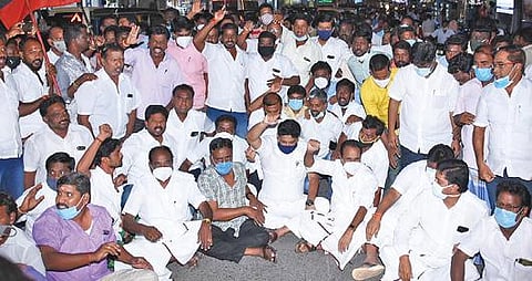 விழுப்புரம் காந்தி சிலை அருகே திமுக சார்பில் நடைபெற்ற மறியல் போராட்டம்.