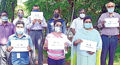 அண்ணா பல்கலைக்கழக துணைவேந்தர் சுரப்பா மீதான புகார்களை விசாரிக்க தமிழக அரசு விசாரணை ஆணையம் அமைத்துள்ள நிலையில், அண்ணா பல்கலைக்கழக மாணவர்கள், ஊழியர்கள் மற்றும் பேராசிரியர்கள் அவருக்கு ஆதரவு தெரிவிக்கும் வகையிலான பதாகைகளை ஏந்தியபடி பல்கலைக்கழக வாயிலில் ஆர்ப்பாட்டத்தில் ஈடுபட்டனர். படம்: க.பரத்