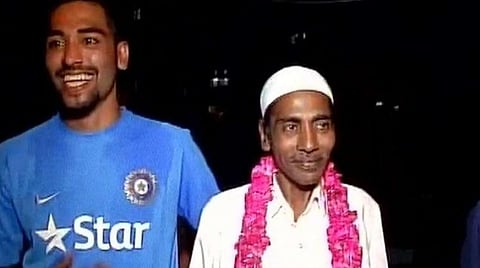 தனது தந்தை முகமது கவுஸுடன் முகமது சிராஜ் : கோப்புப்படம்