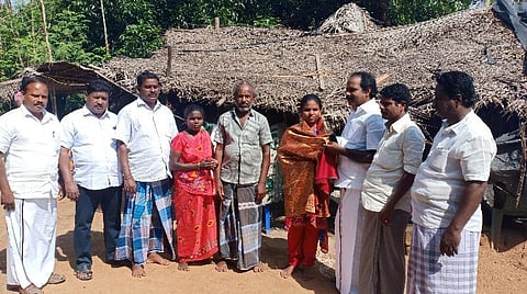 புதுக்கோட்டை மாவட்டம் மாங்காட்டைச் சோர்ந்த மாணவி ஆர்.காயத்ரியை அவரது வீட்டில் பாராட்டுகிறார் ஆலங்குடி தொகுதி எம்எல்ஏ சிவ.வீ.மெய்யநாதன். உடன் மாணவியின் பெற்றோர் மற்றும் திமுகவினர்.