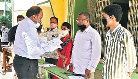 புதிய வாக்காளர் சேர்க்கைக்கான சிறப்பு முகாம் நேற்று திருப்பத்தூர் டோமினிக் சேவியோ ஆண்கள் மேல்நிலைப் பள்ளியில் நடைபெற்றது. முகாமை ஆய்வு செய்து பார்வையிட்ட ஆட்சியர் சிவன் அருள். அடுத்த படம்: ராணிப்பேட்டை மாவட்டம் கலவை அடுத்த மேலப்புழந்தை ஊராட்சி ஒன்றிய நடுநிலை பள்ளியில் நடைபெற்ற சிறப்பு முகாமை ஆய்வு செய்த ஆட்சியர் கிளாட்ஸ்டன் புஷ்பராஜ். கடைசிப் படம்: வேலூர் தொரப்பாடி அரசினர் மேல்நிலைப்பள்ளியில் ஆய்வு செய்த மாவட்ட வருவாய் அலுவலர் பார்த்தீபன்.