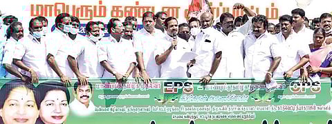 திருச்சி தெற்கு மாவட்ட அதிமுக சார்பில் லால்குடியில் நேற்று நடைபெற்ற ஆர்ப்பாட்டத்தில் பேசுகிறார் மாவட்டச் செயலாளர் ப.குமார். உடன் நிர்வாகிகள்.