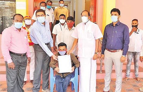 தமிழக முதல்வரிடம் வேலை வழங்கக்கோரி மனு அளித்த மாற்றுத்திறனாளிக்கு குமாரபாளையம் நகராட்சியில் ஒப்பந்த அடிப்படையில் கணினி உதவியாளராக பணிபுரிவதற்கான உத்தரவை அமைச்சர் பி.தங்கமணி வழங்கினாா். அருகில் மாவட்ட ஆட்சியர் கா.மெகராஜ்.