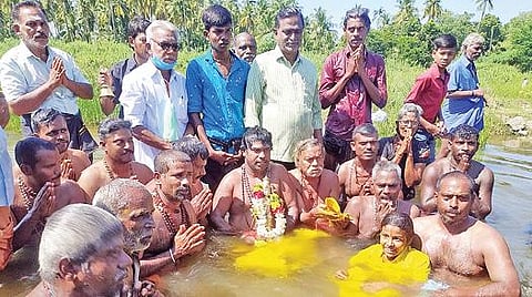 சோழவந்தான் வைகை ஆற்றில் ஐயப்ப சுவாமிக்கு நடைபெற்ற ஆராட்டு விழா.
