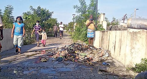 ஆவடி, பருத்திப்பட்டு ஏரி பசுமைப் பூங்காவின் நடைபாதைகள் சுத்தப்படுத்தப்படாமல் இருப்பதால் சுகாதாரச் சீர்கேடு ஏற்படுவதாக இப்பகுதி பொதுமக்கள் புகார் தெரிவித்துள்ளனர்.