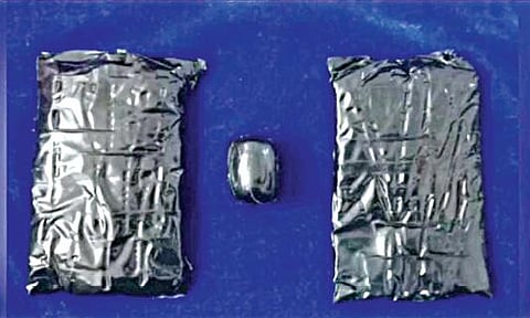 துபாயில் இருந்து மதுரை வந்த விமானத்தில் கடத்தி வரப்பட்ட தங்கக் கட்டிகள்.