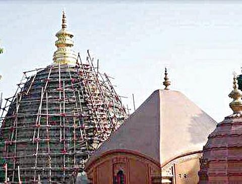 அசாம் மாநிலம் குவாஹாட்டி அருகே புகழ்பெற்ற காமாக்யா கோயில் குவிமாடத்துக்கு 19 கிலோ தங்கத்தால் தகடுகள் வேயப்பட்டுள்ளன.