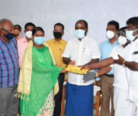 மாணவிக்கு நிதியுதவி வழங்கும் அமைச்சர் ஆர்.பி.உதயகுமார்.