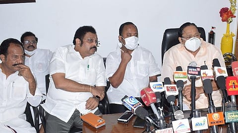 செய்தியாளர்கள் சந்திப்பில் துரைமுருகன் பேசுகிறார்.