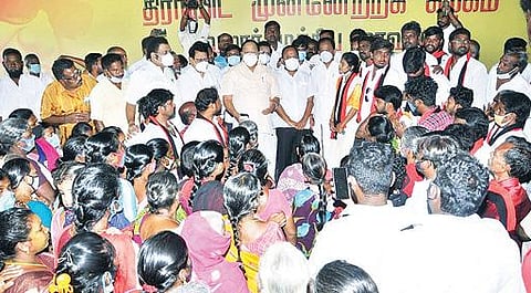 வேலூர் மத்திய மாவட்ட திமுக அலுவலகத்தில் நேற்று பல்வேறு அரசியல் கட்சியினர்பொதுச்செயலாளர் துரைமுருகன் முன்னிலையில் திமுகவில் இணைந்தனர்.