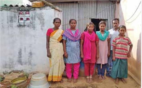 மதுரை உசிலம்பட்டி அருகே பானாமூப்பன்பட்டியைச் சேர்ந்த மாணவி தங்கப்பேச்சி (இடமிருந்து 2-வது) தனது குடும்பத்தினருடன்.