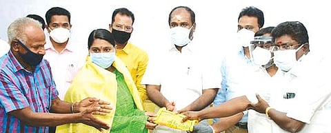 மருத்துவக் கல்வியில் சேர்ந்த மதுரை மாவட்ட அரசு பள்ளி மாணவி ஒருவருக்கு ரூ.1 லட்சம் வழங்கிய அமைச்சர் ஆர்.பி.உதயகுமார். அருகில், ஆட்சியர் அன்பழகன் உள்ளிட்ட அதிகாரிகள், எம்எல்ஏக்கள்.