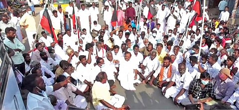 உதயநிதி ஸ்டாலின் கைதை கண்டித்து பெண்ணாடம் பேருந்து நிலையம் அருகே கடலூர் மேற்கு திமுக மாவட்ட செயலாளர் வெ.கணேசன் தலைமையில் சாலை மறியலில் ஈடுபட்ட திமுகவினர்.