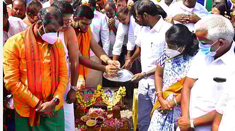 கோவை அவிநாசி சாலை, பீளமேட்டில் பாஜக மாநகர் மாவட்ட அலுவலகம் கட்ட அடிக்கல் நாட்டிய மத்திய இணையமைச்சர் முரளிதரன், பாஜக மாநிலத் தலைவர் எல்.முருகன்.