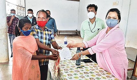 செய்யாறு கோட்டாட்சியர் அலுவலகத்தில் ஜாதிச்சான்றிதழ் வழங்க வலியுறுத்தி நேற்று காத்திருப்புப் போராட்டத்தில் ஈடுபட்ட மலைவாழ் மக்கள் சங்கத்தினர். அடுத்த படம்: திருப்பத்தூர் சார் ஆட்சியர் அலுவலகம் முன்பாக ஜாதிச்சான்றிதழ் வழங்க வலியுறுத்தி காத்திருப்பு போராட்டத்தில் ஈடுபட்ட மலைவாழ் மக்கள் சங்கத்தினர்.