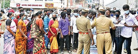 வேலூர் மாவட்ட ஆட்சியர் அலுவலகம் எதிரே நேற்று சாலைமறியலில் ஈடுபட்ட பொதுமக்கள். படம்: வி.எம்.மணிநாதன்.