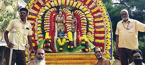 திருவண்ணாமலை அண்ணாமலையார் கோயிலில் உள்ள 5-ம் பிரகாரத்தில் நேற்று பவனி வந்த உற்சவ மூர்த்திகள்.