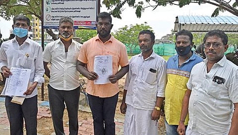 தூத்துக்குடி மீன்பிடித் துறைமுகத்தில் அடிப்படை வசதிகள் செய்யக் கோரி மாவட்ட ஆட்சியர் அலுவலகத்தில் மனு அளிக்க வந்த விசைப்படகு தொழிலாளர் சங்கத்தை சேர்ந்த மீனவர்கள். படம்: என்.ராஜேஷ்.