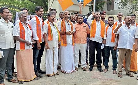 திருநெல்வேலி ஆட்சியர் அலுவலகத்துக்கு காலிக் குடங்களுடன் மனு அளிக்க வந்த சிதம்பரநகர் குடியிருப்போர் நலவாழ்வு ஆரோக்கிய சங்கத்தினர். (அடுத்த படம்) சாதிச் சான்றிதழ் கோரிய புதிரை வண்ணார் எழுச்சி பேரவையினர். (கடைசி படம்) சபரிமலையில் கட்டுப்பாடுகளை தளர்த்தக் கோரிய இந்து மக்கள் கட்சியினர். படங்கள்: மு.லெட்சுமி அருண்.