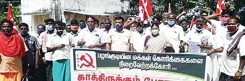 திண்டுக்கல் கோட்டாட்சியர் அலுவலகம் முன் நடந்த காத்திருப்புப் போராட்டத்தில் பங்கேற்ற முன்னாள் எம்.எல்.ஏ. பாலபாரதி உள்ளிட்டோர்.