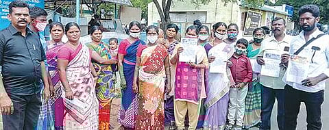 இலவச வீட்டுமனைப் பட்டா வழங்கக் கோரி, விருதுநகர் மாவட்ட ஆட்சியர் அலுவலகத்தில் மனு அளிக்க வந்த தும்முசின்னம்பட்டி கிராமத்தினர்.