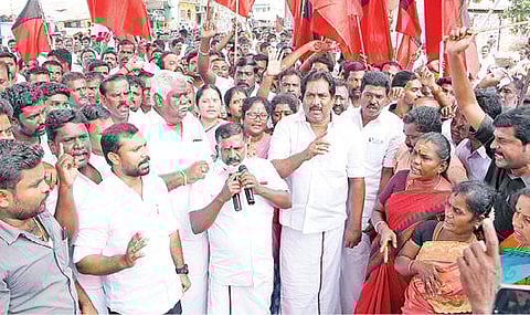 ஊமச்சிகுளத்தில் பி.மூர்த்தி எம்எல்ஏ தலைமையில் மறியலில் ஈடுபட்ட திமுகவினர். படம்: எஸ்.கிருஷ்ணமூர்த்தி