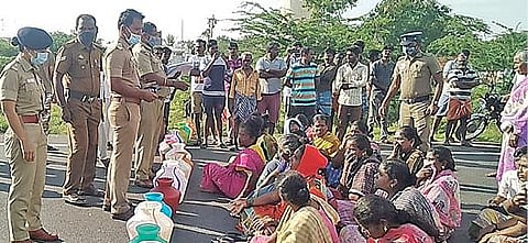 பல்லடம் அருகே மறியலில் ஈடுபட்ட மக்களிடம் பேச்சுவார்த்தை நடத்திய போலீஸார்.