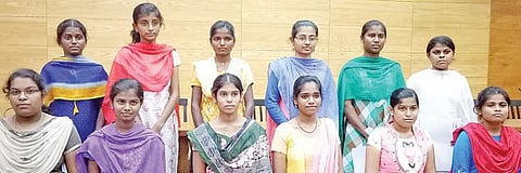 திருப்பூர் மாவட்டத்தில் அரசுப் பள்ளிகளில் படித்து மருத்துவம் படிக்க தேர்வான மாணவிகள். படம்: இரா.கார்த்திகேயன்.