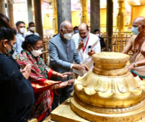 திருச்சானூர் பத்மாவதி தாயார் கோயிலில் இன்று தாயாரை தரிசனம் செய்த குடியரசுத் தலைவர் ராம்நாத் கோவிந்த் மற்றும் அவரது குடும்பத்தினர்.