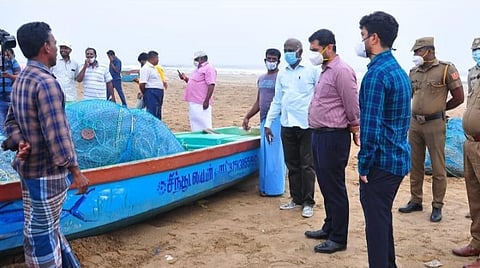 காரைக்கால் மாவட்டம் பட்டினச்சேரி கிராமத்தில் கடற்கரையில் நிறுத்தி வைக்கப்பட்டுள்ள படகுகளைப் பார்வையிட்டு மீனவர்களிடம் பேசிய மாவட்ட ஆட்சியர் அர்ஜூன் சர்மா.