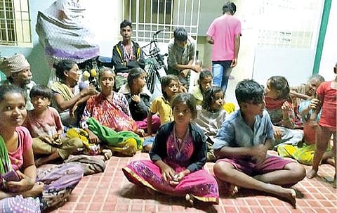 காட்பாடி அடுத்த கரிகிரி அரசு பள்ளியில் தங்க வைக்கப்பட்டுள்ளவர்கள்.