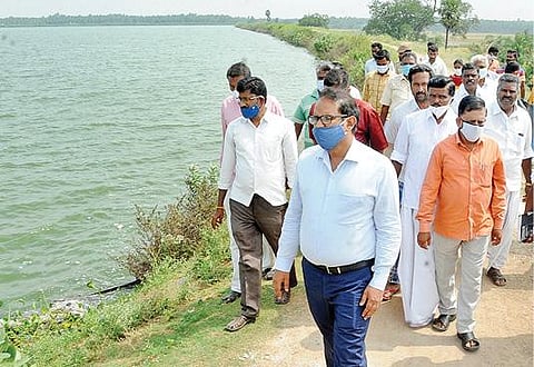 நிவர் புயலையொட்டி, பாரூர் பெரிய ஏரியில் பாதுகாப்பு முன்னேற்பாடுகள் மற்றும் நீர் வெளியேற்றுவது குறித்து ஆட்சியர் ஜெயசந்திர பானு ரெட்டி ஆய்வு கொண்டார்.